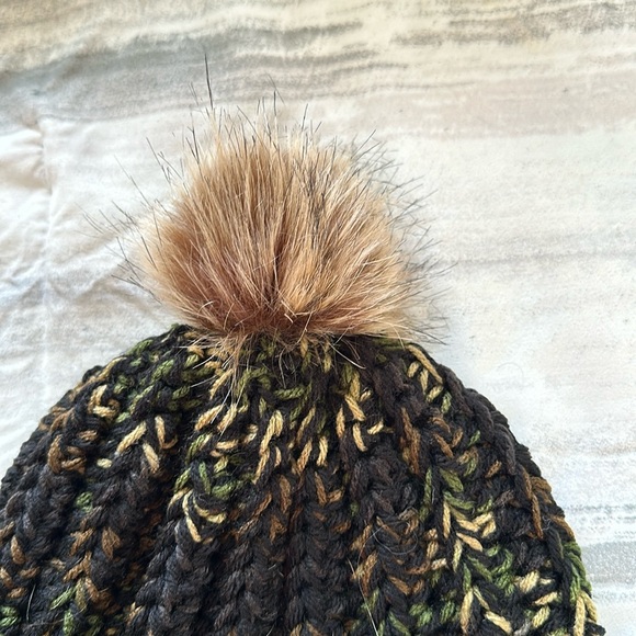 Chunky Ribbed Crocheted Beanie with Faux Fur Pom Pom Adult black & camouflage - Picture 4 of 4